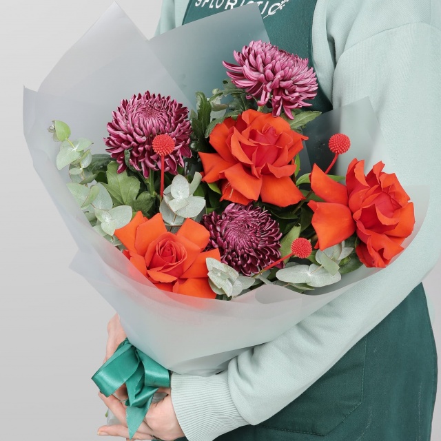 Букет из Роз Эквадор и Хризантем «Ночной Шарм»