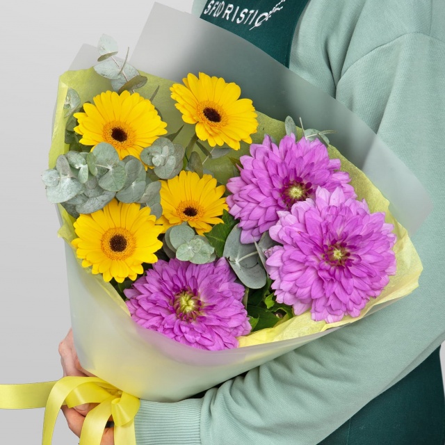 Букет из Георгин и Гермини «Свет Знаний» Букет из Георгин и Гермини «Свет Знаний»