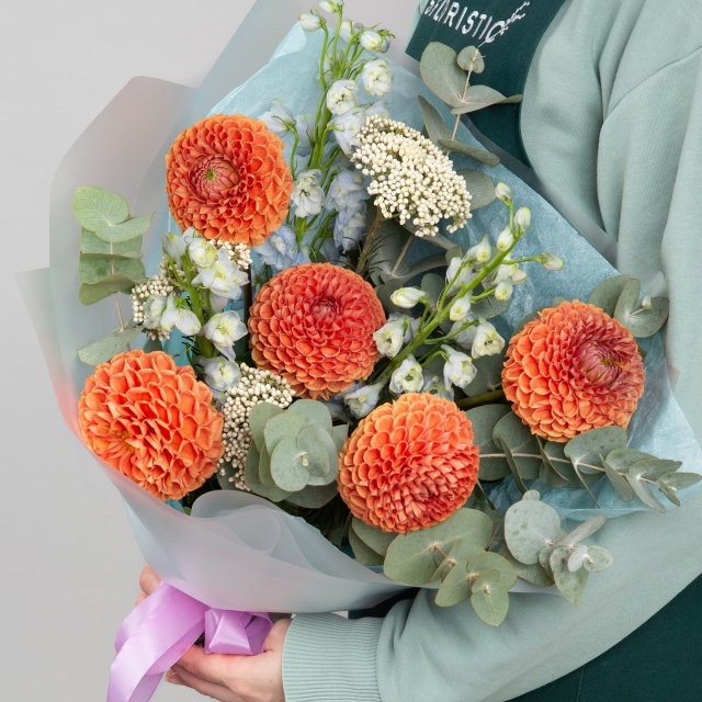 Букет из Георгин и Дельфиниума «Путешествие в Страну Знаний»