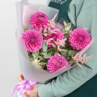Букет из Георгин и Астильбы «Летний Ветер» с эвкалиптом