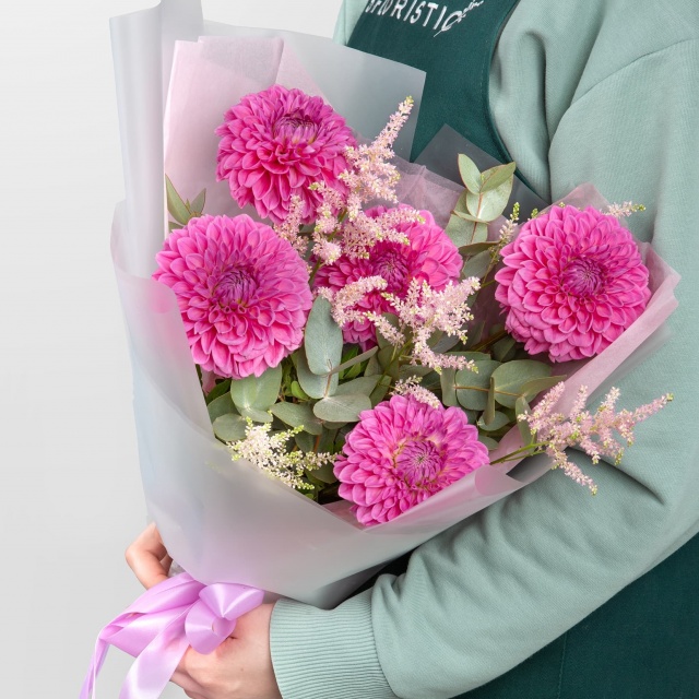 Букет из Георгин и Астильбы «Летний Ветер» с эвкалиптом