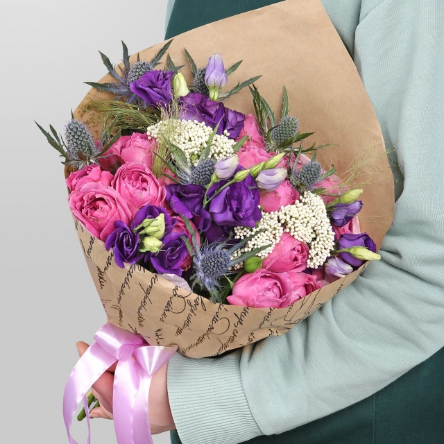 Букет из кустовых Роз и Эустомы «Учебный Марафон»