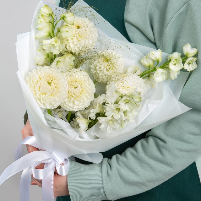 Букет из Георгин и Дельфиниума «Капли Роса» Букет из Георгин и Дельфиниума «Капли Роса»