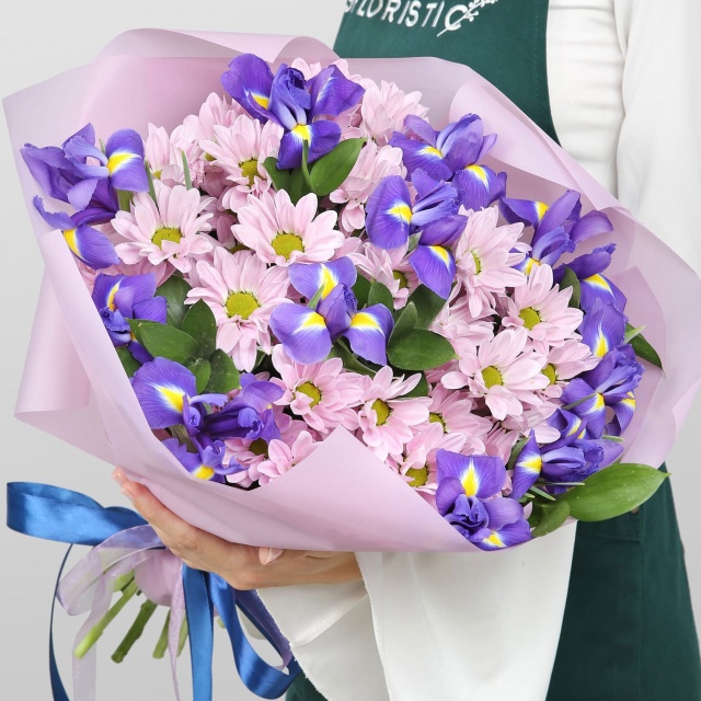 Букет из Хризантемы и Ирисов «Светлый роман»