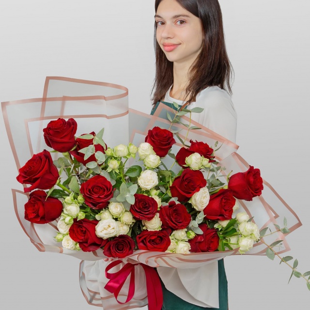 Букет из кустовых Роз и Роз Эквадор «Тайна вечности»