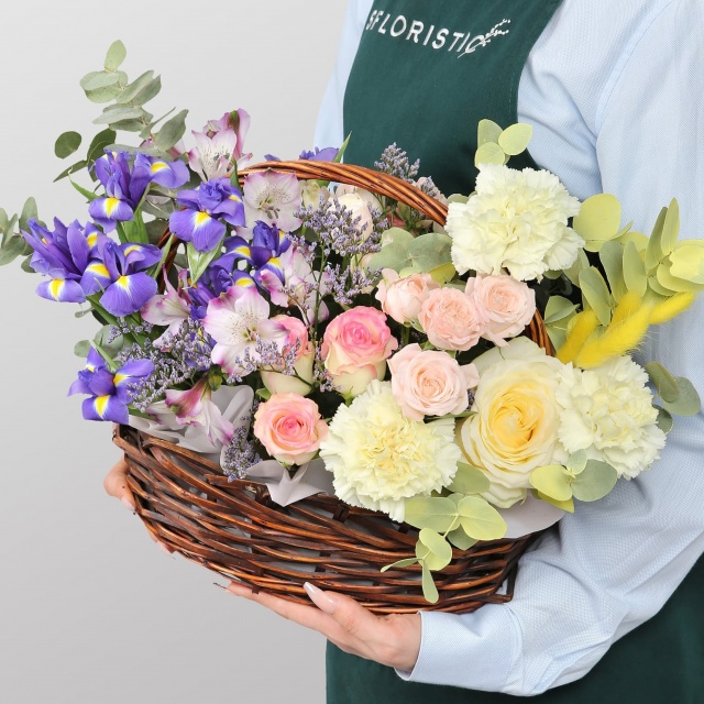 Композиция из Роз, Альстромерий и Ирисов «Арфа весны»