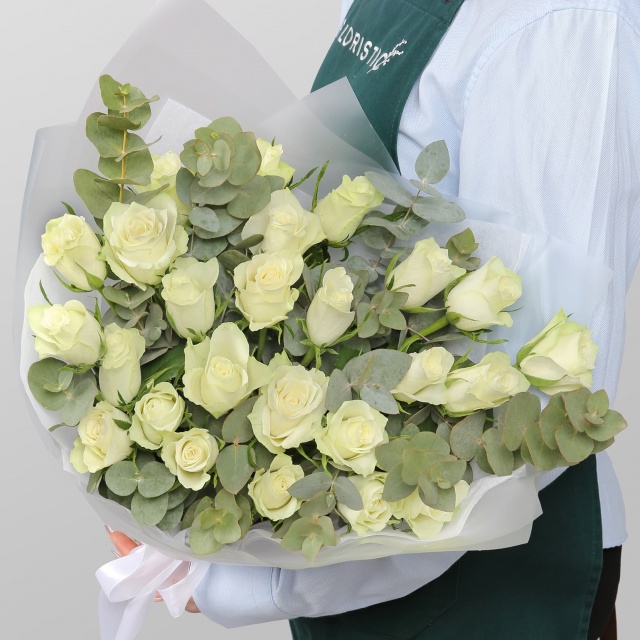 Букет Роз Кения 25 шт «Романс в розах» с эвкалиптом