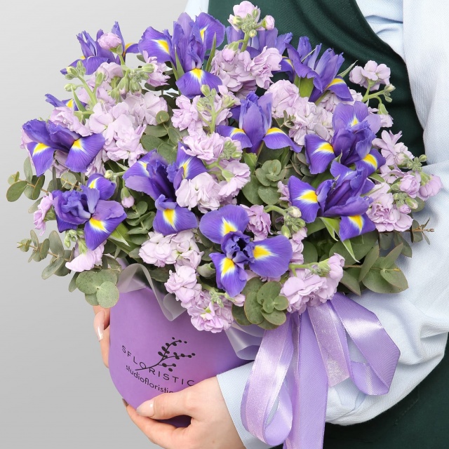 Композиция из Маттиол и Ирисов «Тайна любви» с эвкалиптом