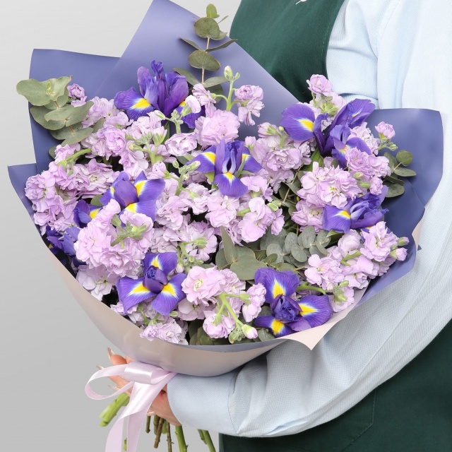 Букет из Маттиол и Ирисов «Чувства на лепестках» с эвкалиптом Букет из Маттиол и Ирисов «Чувства на лепестках» с эвкалиптом