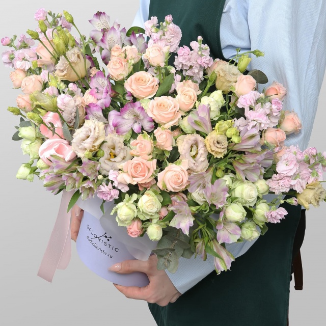 Композиция из кустовых Роз, Маттиол и Эустомы «Элегантность времени»