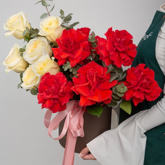 Композиция из Роз Эквадор в шляпной коробке «Вечная романтика»