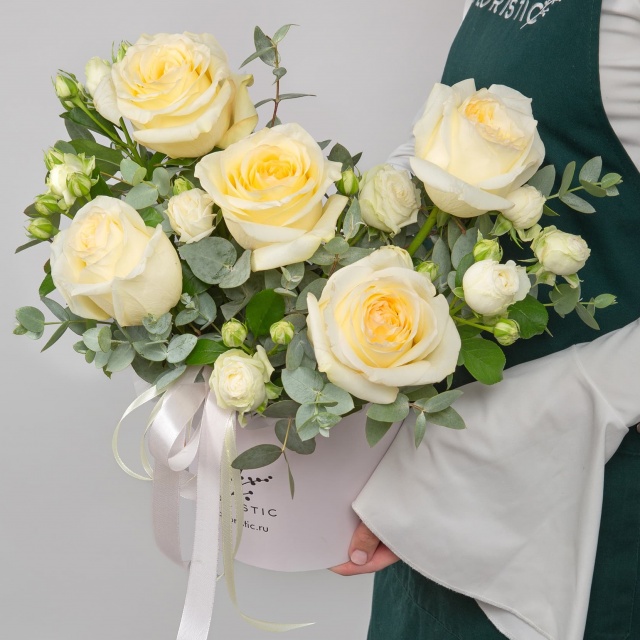 Композиция из Роз Эквадор и кустовых Роз в шляпной коробке «Светлый след»