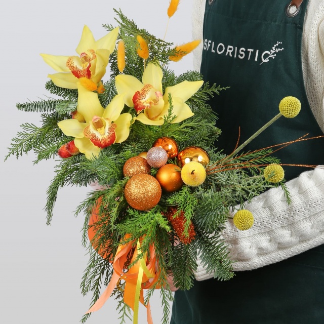 Новогодняя композиция из Нобилиса в шляпной коробке «Зимний закат»