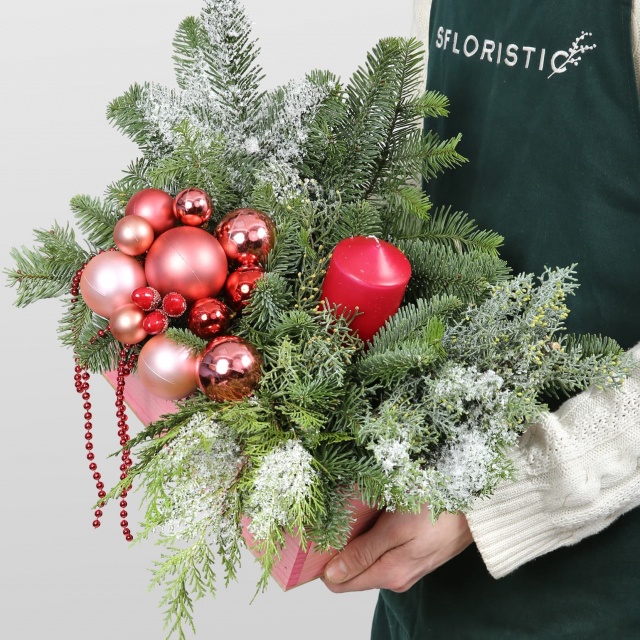 Новогодняя композиция из Нобилиса в ящике «Розовый иней»