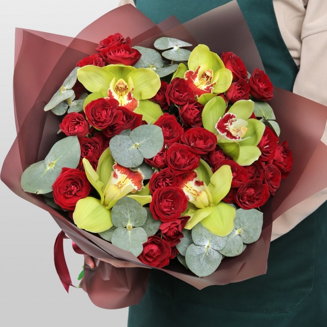 Букет из кустовых Роз и Орхидей «Яркий аккорд»