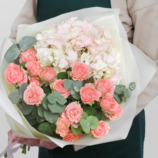 Букет из кустовых Роз и Гортензии «Утренний свет»