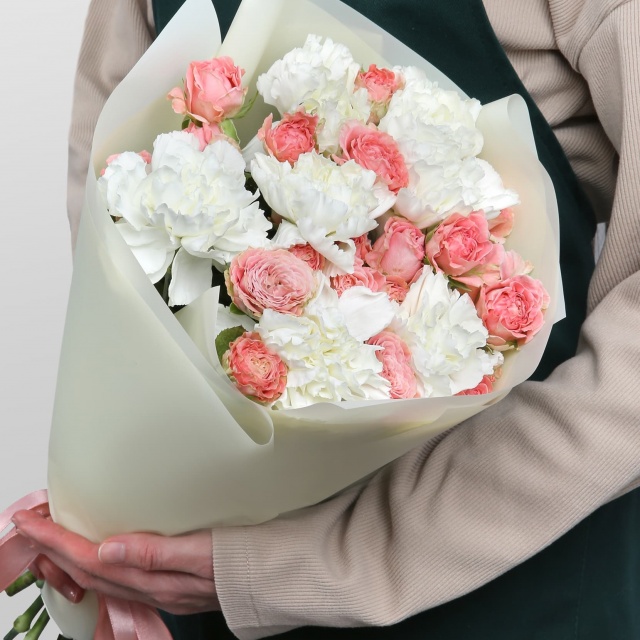 Букет из кустовых Роз и Диантуса «Нежный свет»