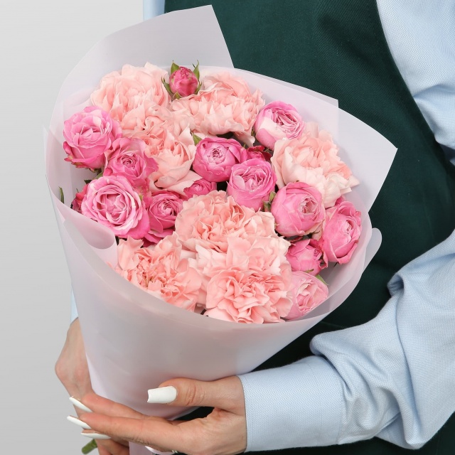 Букет из пионовидных Роз и Диантуса «Персиковый соблазн»