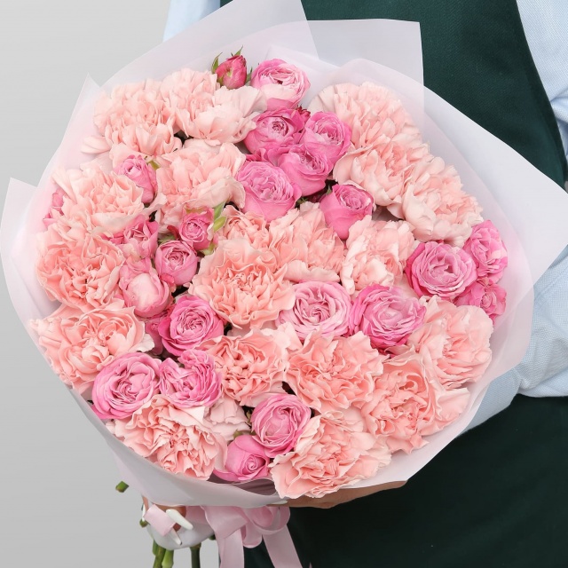 Букет из пионовидных Роз и Диантуса «Бархатное утро»