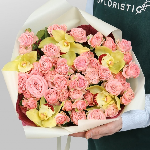 Букет из кустовых Роз и Орхидей «Тропический рассвет»