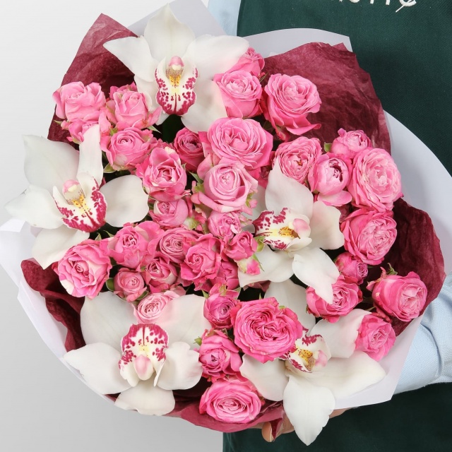 Букет из кустовых Роз и Орхидей «Цветочный романс» Букет из кустовых Роз и Орхидей «Цветочный романс»