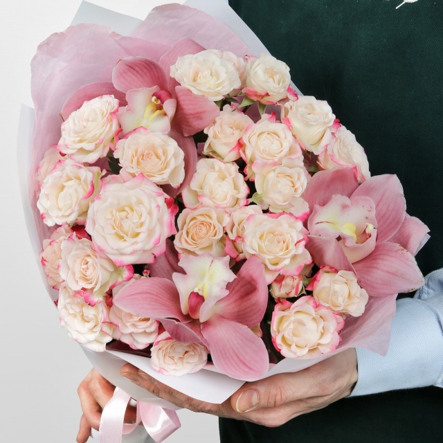 Букет из кустовых Роз и Орхидей «Нежные моменты» Букет из кустовых Роз и Орхидей «Нежные моменты»