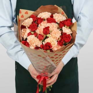 Букет из кустовых Роз и Диантуса «Нежность на двоих»