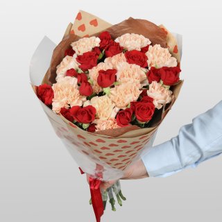 Букет из кустовых Роз и Диантуса «Нежность на двоих»