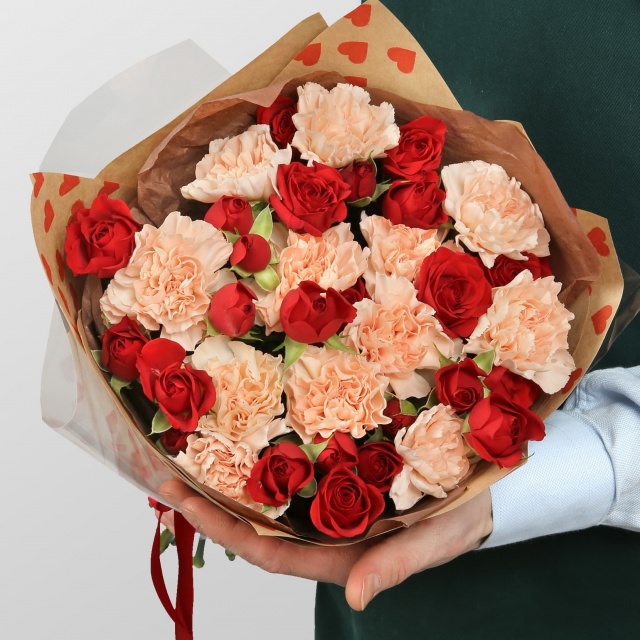 Букет из кустовых Роз и Диантуса «Нежность на двоих» Букет из кустовых Роз и Диантуса «Нежность на двоих»