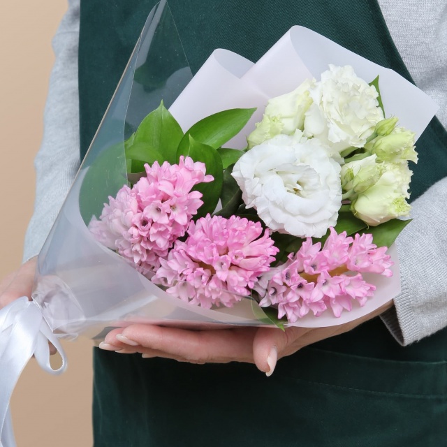 Букет из Гиацинтов и Эустомы «Свежесть чувств» Букет из Гиацинтов и Эустомы «Свежесть чувств»