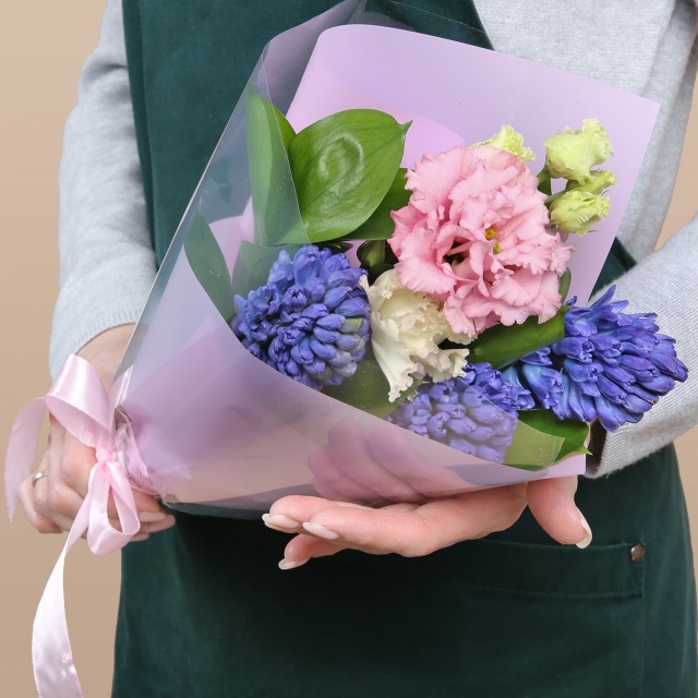 Букет из Гиацинтов и Эустомы «Тепло души»