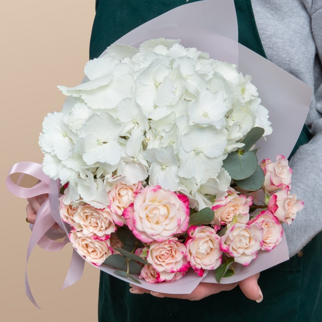 Букет из кустовой Розы и Гортензии «Мечты о нежности» Букет из кустовой Розы и Гортензии «Мечты о нежности»