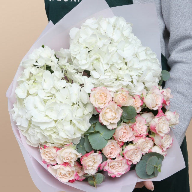 Букет из кустовой Розы и Гортензии «Сладкий восторг» Букет из кустовой Розы и Гортензии «Сладкий восторг»