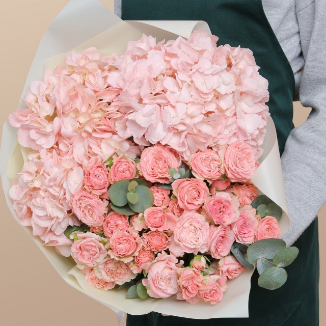 Букет из Гортензии и кустовых Роз «Пудровое совершенство»