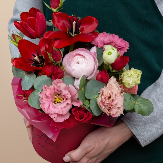 Композиция из Тюльпанов, Роз и Эустомы в шляпной коробке «Рубиновая нежность»