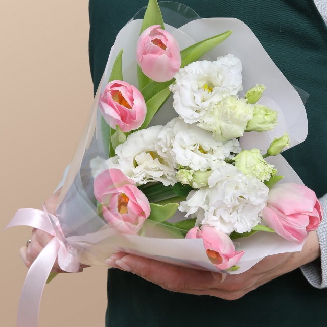 Букет из Тюльпанов и Эустомы «Цветочные объятия»