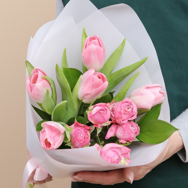 Букет из Тюльпанов и кустовых Роз «Полет мечты»