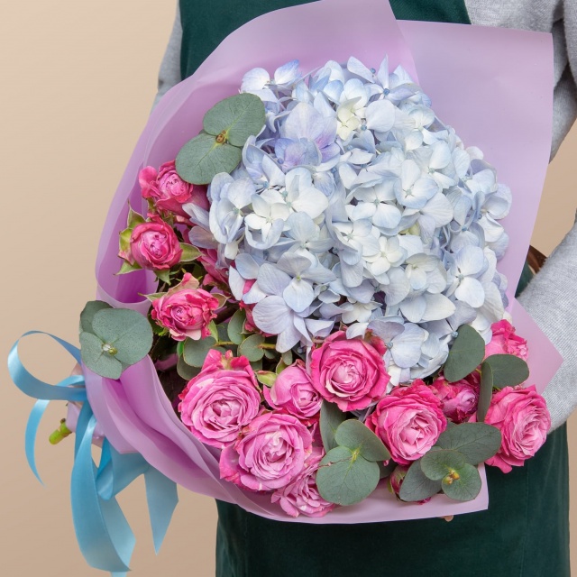 Букет из кустовых Роз и Гортензии «Эхо небес»