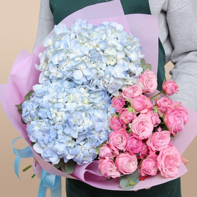 Букет из кустовых Роз и Гортензии «Лазурная грация» Букет из кустовых Роз и Гортензии «Лазурная грация»