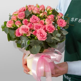 Композиция из кустовых Роз в шляпной коробке «Теплое утро»