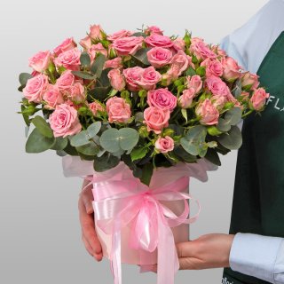 Композиция из кустовых Роз в шляпной коробке «Легкое очарование»
