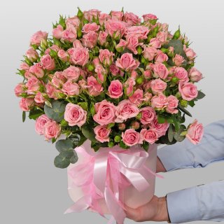 Композиция из кустовых Роз в шляпной коробке «Сердечный вздох»