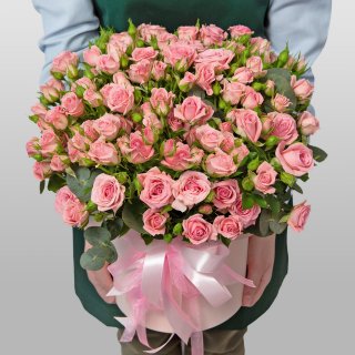 Композиция из кустовых Роз в шляпной коробке «Сердечный вздох»