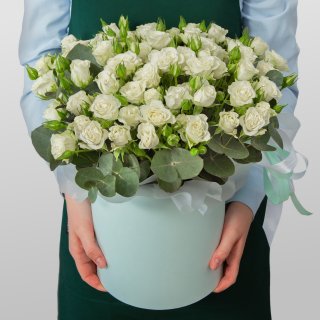 Композиция из кустовых Роз в шляпной коробке «Северная романтика»