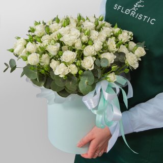 Композиция из кустовых Роз в шляпной коробке «Северная романтика»