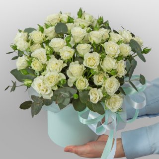 Композиция из кустовых Роз в шляпной коробке «Светлая любовь»