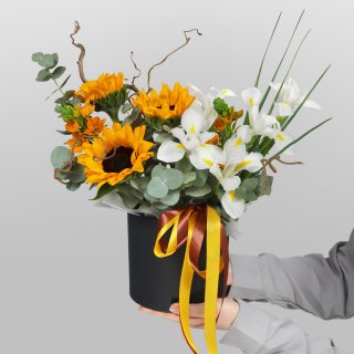 Композиция из Подсолнухов и Ирисов в шляпной коробке «Танец полей»