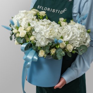 Композиция из кустовых Роз и Гортензий в шляпной коробке «Дыхание прибоя»