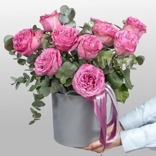 Композиция из пионовидных Роз Эквадор в шляпной коробке «В цвете чувств»