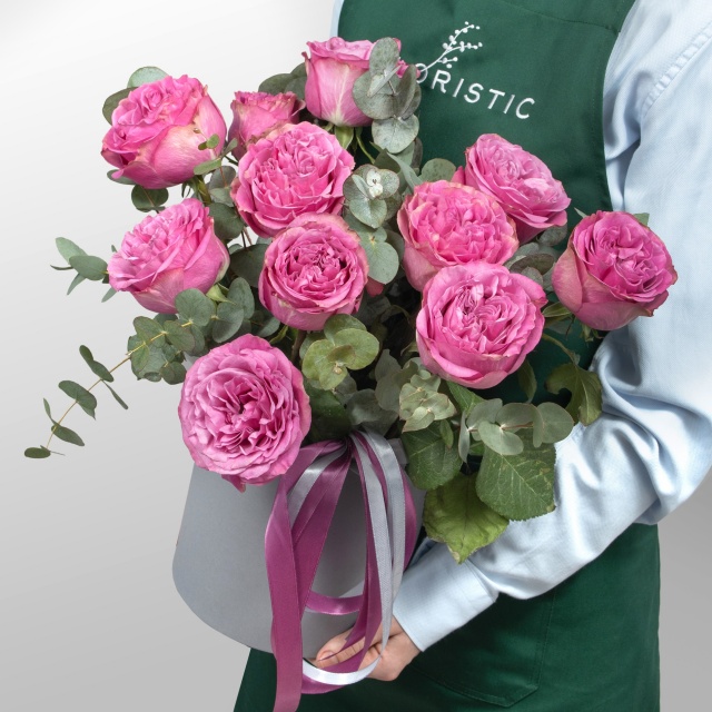 Композиция из пионовидных Роз Эквадор в шляпной коробке «В цвете чувств»